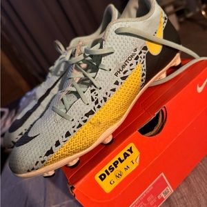 Women’s 8.5 soccer cleats /shin guards.